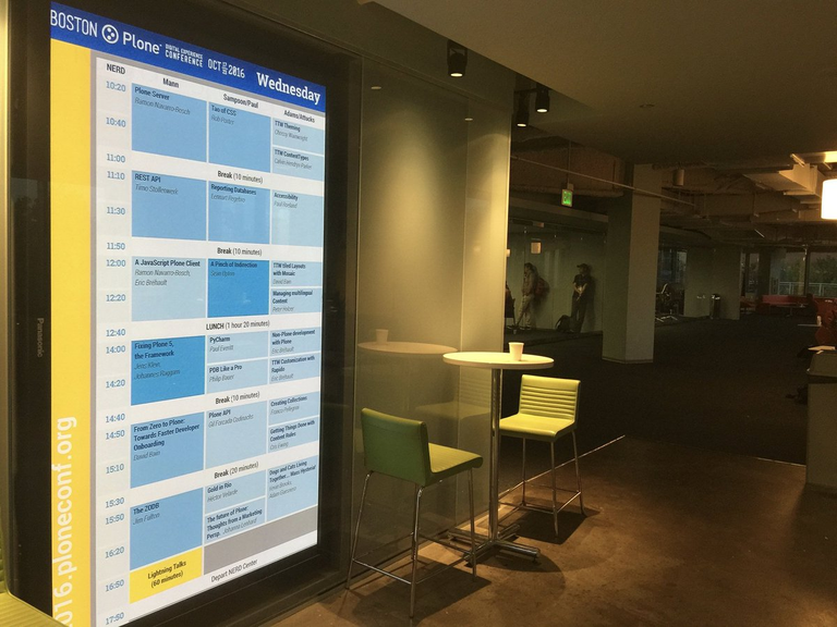 The Microsoft NERD Center offers a huge 102" Display to show an up-to-date schedule of all Tracks & Talks of the day.
